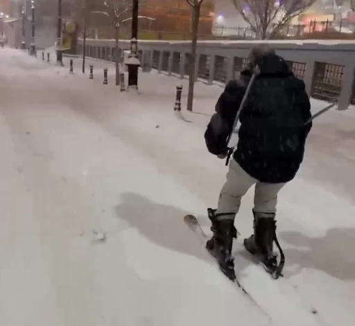 Kayakla Erzurum sokaklarında tur attı
