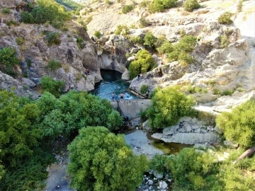 Kayaların arasından çıkan buz gibi ‘Aynkebir’ suyu, ihtişamıyla göz kamaştırıyor
