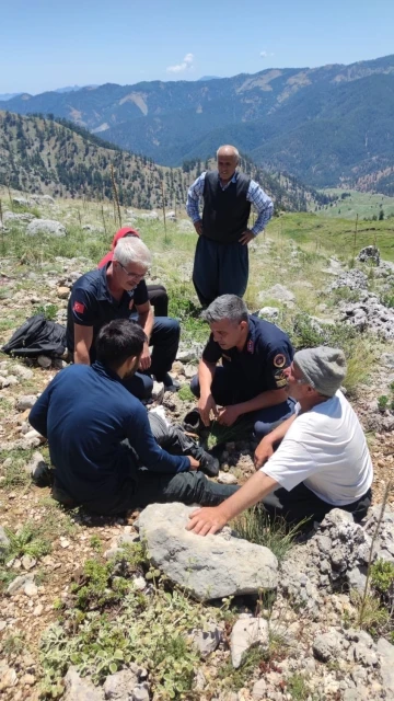 Kayalıklardan düşen vatandaşı kurtarmak için seferber oldular
