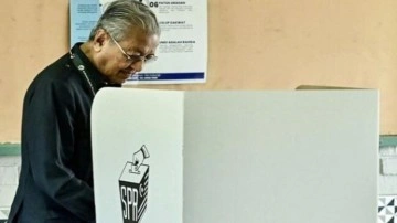 'Kaybedersem siyaseti bırakırım' demişti! Mahathir, 53 yıl sonra seçimi kaybetti