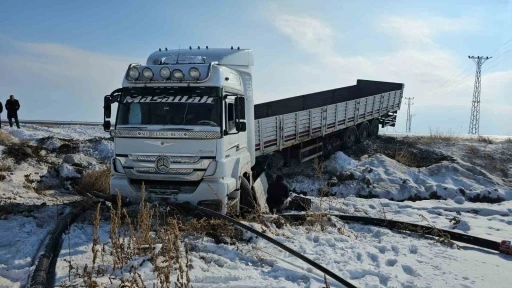 Kaygan yolda kontrolden çıkan tır şarampole düştü
