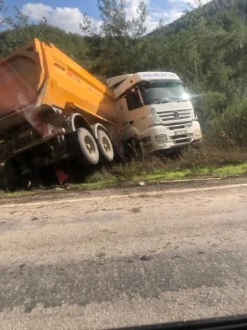 Kayganlaşan yolda kontrolü kaybolan tır devrildi: 1 yaralı
