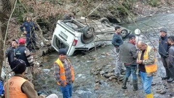 Kayıp 2 kişinin cesedi çaya yuvarlanan araçta bulundu