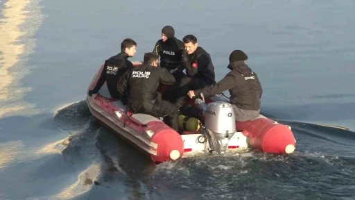 Kayıp şahıs jandarma ve polis ekipleri tarafından su altında aranıyor
