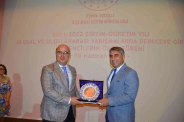 Kaymakam Arısoy’dan müdür Şimşek’e anlamlı plaket
