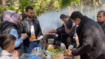 Kaymakam mangalın başına geçti, pişirdiklerini elleriyle ikram etti
