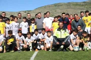 Kaymakam miniklerin teklifini geri çevirmedi, sahaya çıktı
