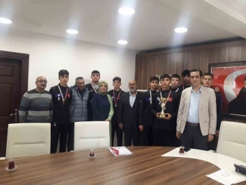 Kaymakam Topsakaloğlu, dereceye giren sporcuları kabul etti
