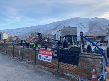 Kayseri Büyükşehir’in afet bölgesinde bir ilk olacak konteyner çarşı yapımı tüm hızıyla sürüyor
