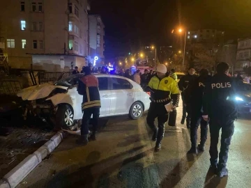 Kayseri’de otomobil direğe çarptı: Anne ve kızı yaralandı
