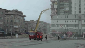 Kayseri’deki ağır hasarlı binanın yıkımına başlandı
