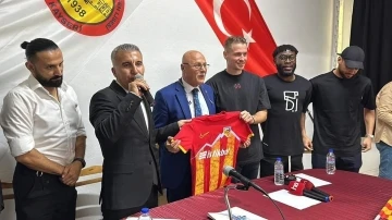 Kayserisporlu futbolcular öğrencilerle buluşup halay çekti
