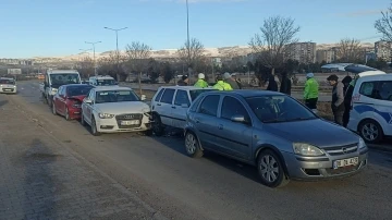 Kaza kazaya neden oldu, 10 araç birbirine girdi
