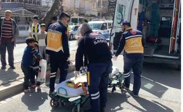 Kaza sonrası gözyaşına boğulan küçük çocuğu abisi sarılarak sakinleştirmeye çalıştı
