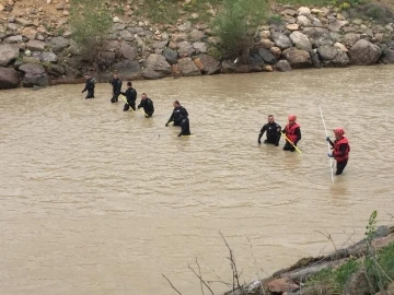 Kaza sonrası kaybolan baba ve kazaya karışan otomobili arama çalışmaları sürüyor
