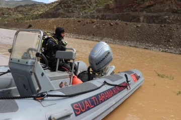 Kaza sonrası nehirde kaybolan şahsı arama çalışmalarına devam ediliyor
