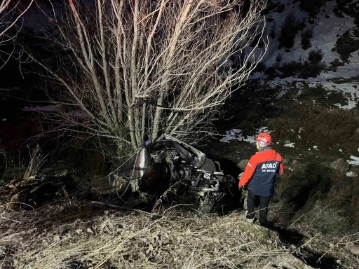 Kaza yapan araçta sıkışan genç, ekiplerin müdahalesiyle kurtarıldı
