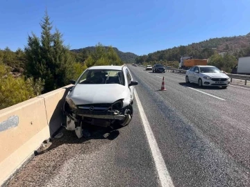 Kaza yapan araçtan dökülen yağ, diğer araçların da kaza yapmasına neden oldu
