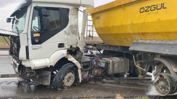 Kaza yapan kamyona çarpmamak için yavaşlayan araca, başka bir araç çarptı
