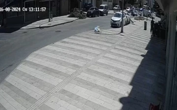 Kaza yapan motosiklet, aracın altından güçlükle çıkarıldı
