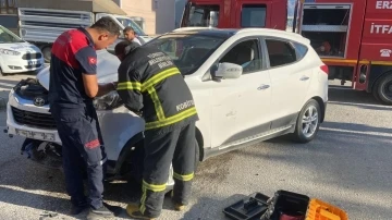 Kaza yapan otomobilin çarptığı bahçe duvarı çocuğun üzerine devrildi: 3 yaralı
