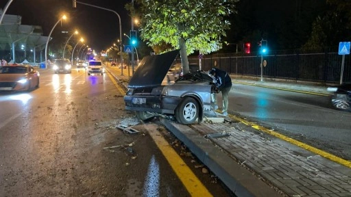 Kaza yapan otomobilin yarısı karşı şeride geçti!