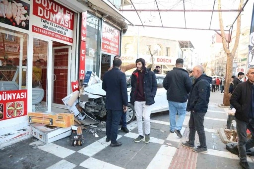 Kaza yaparak savrulan otomobilin çarptığı baba ve oğlu yaralandı