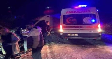 Kaza yerine giden iki ambulans buzlanma nedeniyle yoldan çıktı