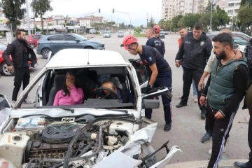 Kazada araçta sıkışan çifti, itfaiye kurtardı