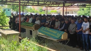 Kazada ölen 4 kişi Burdur'da toprağa verildi, sürücünün cenazesi memleketine gönderildi
