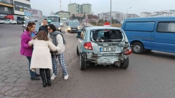 Kazada otomobili hasar görünce gözyaşlarına boğuldu
