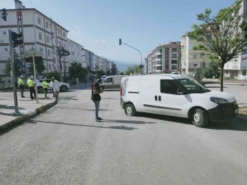 Kazada savrulan hafif ticari aracın çarptığı yaya hayatını kaybetti
