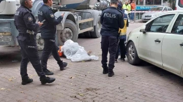 Kedilere yem vermek için çıktığı sokakta beton mikseri altında kaldı
