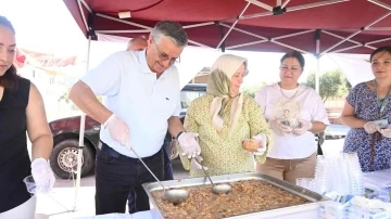 Kemer Belediyesinden aşure ikramı
