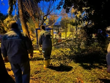 Kemer’de fırtına ve yağmur etkili oldu
