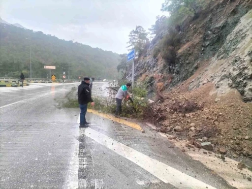 Kemer’de ufak çaplı toprak kayması meydana geldi
