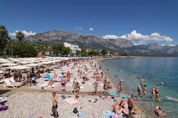 Kemer, nüfusunun 4 katı tatilciyi ağırlıyor