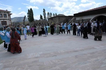 Kenan Yavuz Etnografya Müzesinde türkü dolu saatler
