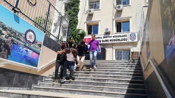 Kendilerini polis olarak tanıtıp turistlerin paralarını çalan şahıslar yakalandı
