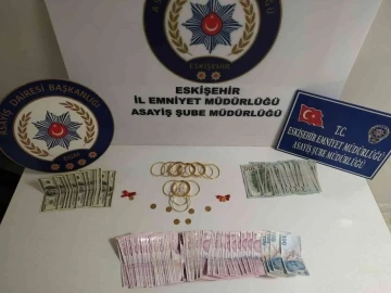 Kendisini polis olarak tanıtıp para ve ziynet eşyası dolandıran 4 şüpheli yakalandı
