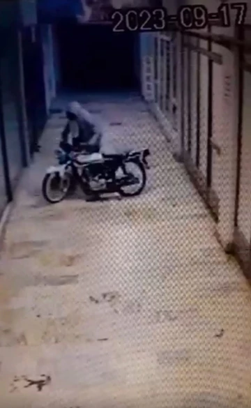 Kentin göbeğindeki motosiklet hırsızlığı güvenlik kamerasında
