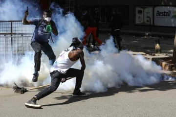 Kenya’da protestocular parlamentoyu ateşe verdi
