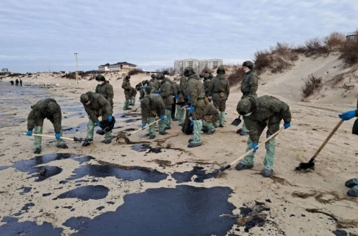 Kerç Boğazı’nda ikiye ayrılan petrol tankeri çevre felaketine neden oldu
