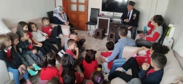 Kıbrıs gazisinden evde öğrencilere barış dersi: &quot;Türk askeri her yere sevgiyi ve barışı götürür”
