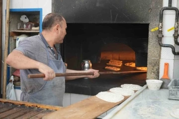 Kilis’in 40 derecelik sıcağında fırınların zorlu ekmek mesaisi
