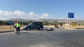 Kilis’te motosiklet ile hafif ticari araç çarpıştı: 1’i ağır 2 yaralı
