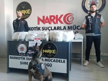 Kiralık araçtan 53 kilo uyuşturucu madde ele geçirildi
