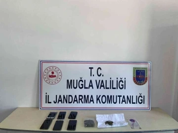 Kiralık villada uyuşturucu partisine operasyon
