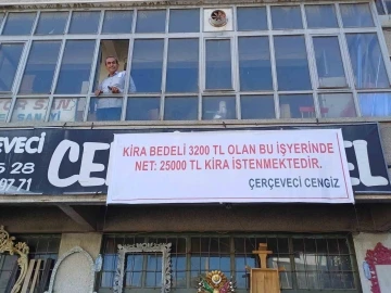 Kiraya yüzde 500 zam isteyen iş yeri sahibine dükkana astığı pankartla isyan etti
