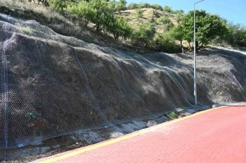 Kirazlıdere ve Andık Deresi yol bölgesine çelik tel döşeniyor
